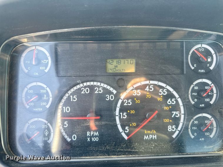 image for item DT2052 2007 Freightliner  M2  truck cab and chassis