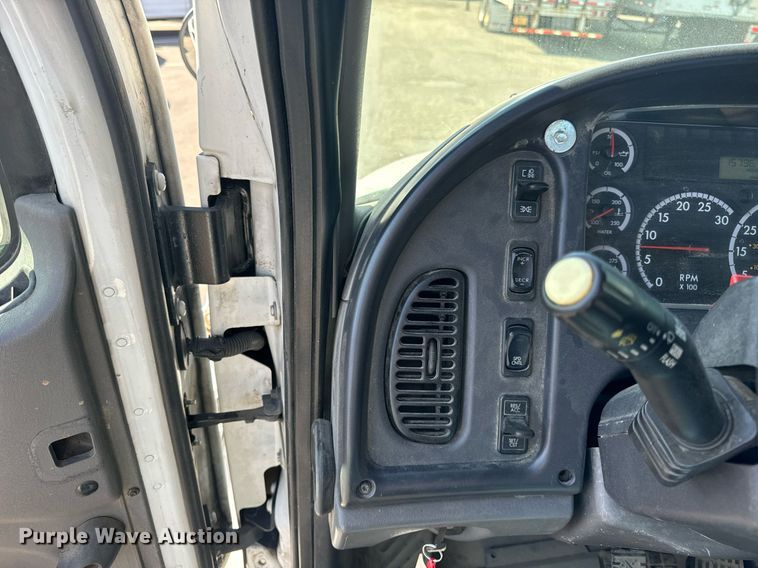 image for item DT2052 2007 Freightliner  M2  truck cab and chassis