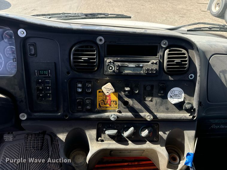 image for item DT2052 2007 Freightliner  M2  truck cab and chassis