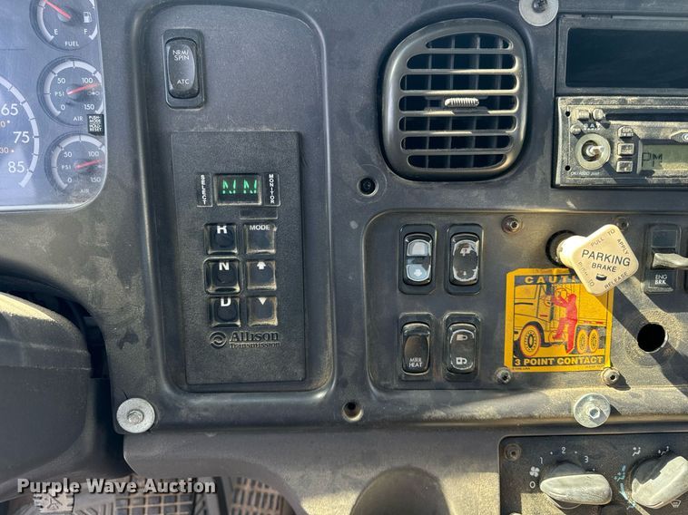 image for item DT2052 2007 Freightliner  M2  truck cab and chassis