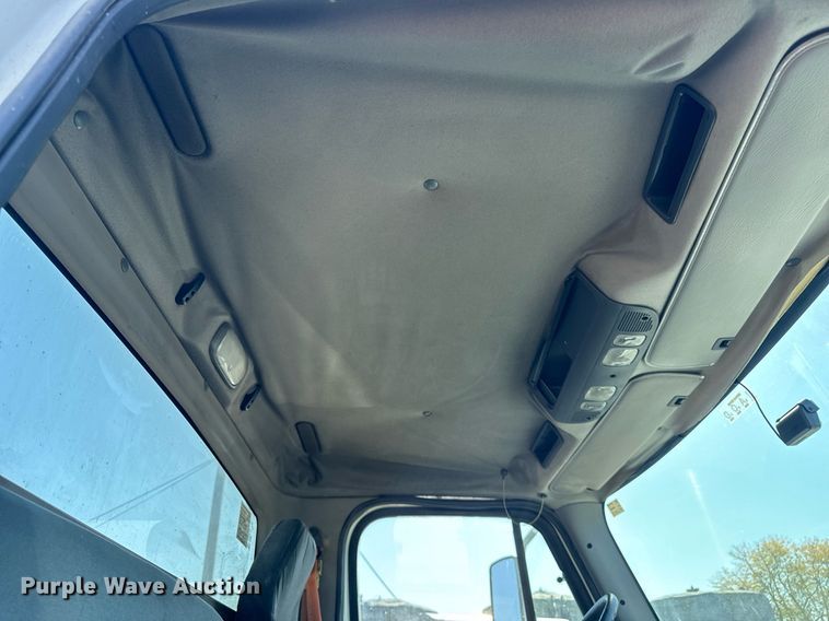 image for item DT2052 2007 Freightliner  M2  truck cab and chassis
