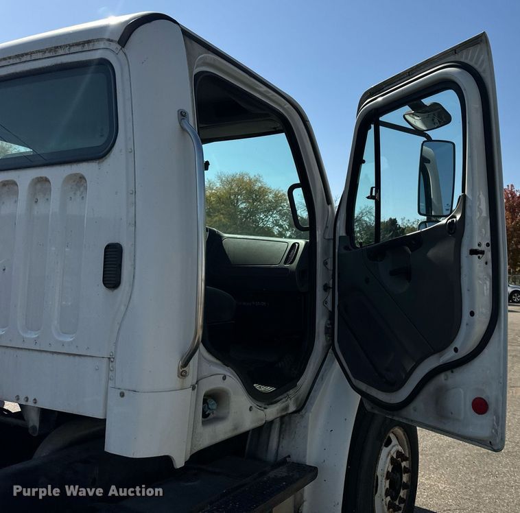 image for item DT2052 2007 Freightliner  M2  truck cab and chassis