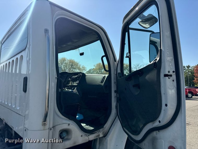 image for item DT2052 2007 Freightliner  M2  truck cab and chassis