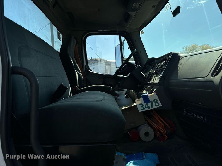 image for item DT2052 2007 Freightliner  M2  truck cab and chassis