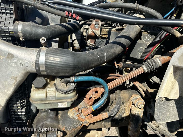 image for item DT2052 2007 Freightliner  M2  truck cab and chassis