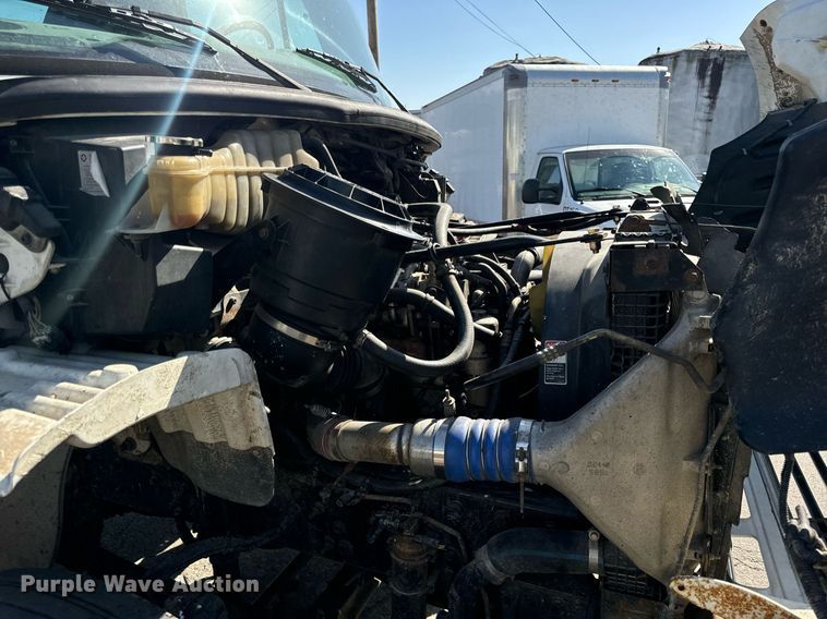 image for item DT2052 2007 Freightliner  M2  truck cab and chassis