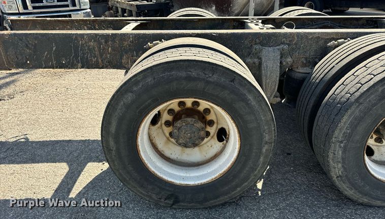 image for item DT2052 2007 Freightliner  M2  truck cab and chassis