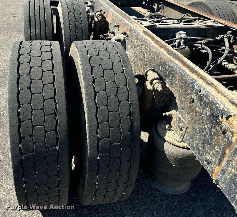 image for item DT2052 2007 Freightliner  M2  truck cab and chassis