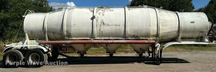image for item DX1303 1974 Butler pneumatic dry bulk trailer