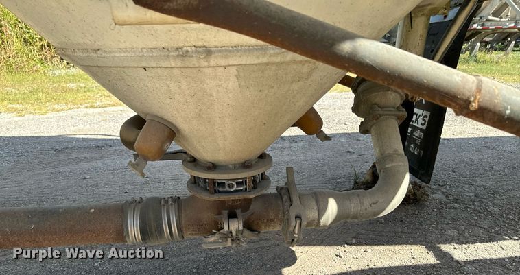 image for item DX1303 1974 Butler pneumatic dry bulk trailer