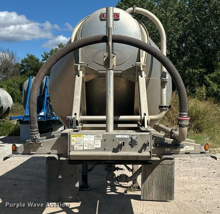 image for item DX1304 2015 Heil pneumatic dry bulk trailer