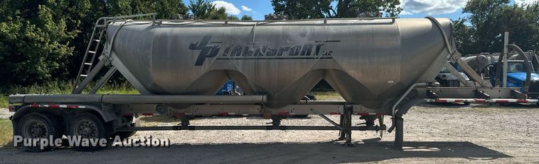 image for item DX1304 2015 Heil pneumatic dry bulk trailer