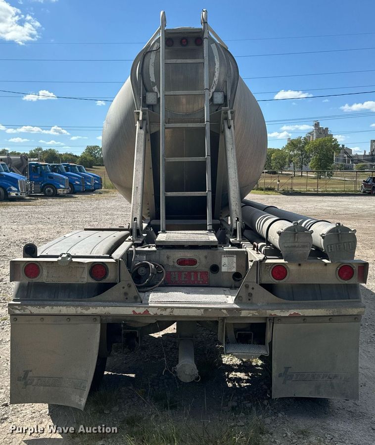 image for item DX1304 2015 Heil pneumatic dry bulk trailer