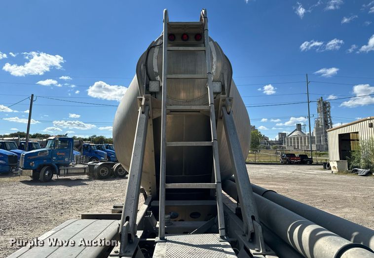 image for item DX1304 2015 Heil pneumatic dry bulk trailer