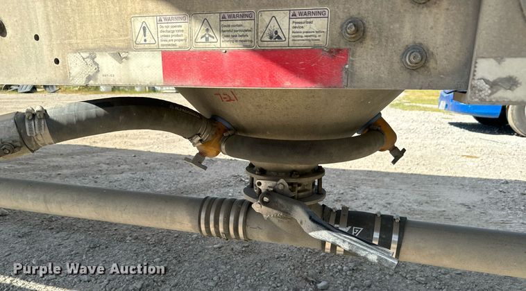 image for item DX1304 2015 Heil pneumatic dry bulk trailer