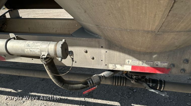 image for item DX1304 2015 Heil pneumatic dry bulk trailer