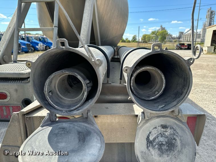 image for item DX1304 2015 Heil pneumatic dry bulk trailer