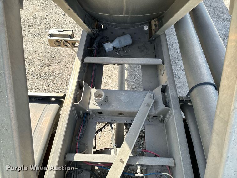 image for item DX1304 2015 Heil pneumatic dry bulk trailer