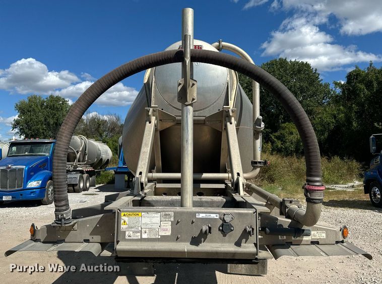 image for item DX1304 2015 Heil pneumatic dry bulk trailer