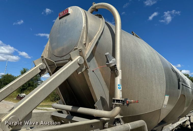 image for item DX1304 2015 Heil pneumatic dry bulk trailer