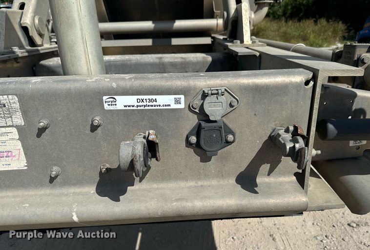 image for item DX1304 2015 Heil pneumatic dry bulk trailer