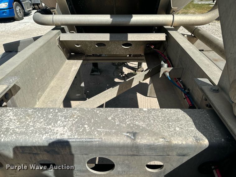 image for item DX1304 2015 Heil pneumatic dry bulk trailer