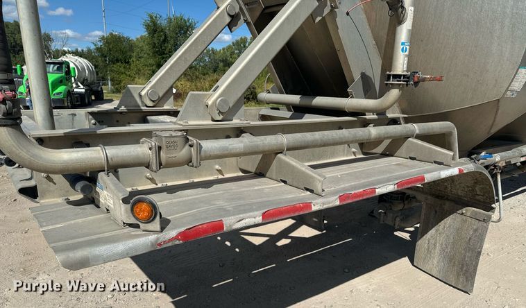 image for item DX1304 2015 Heil pneumatic dry bulk trailer