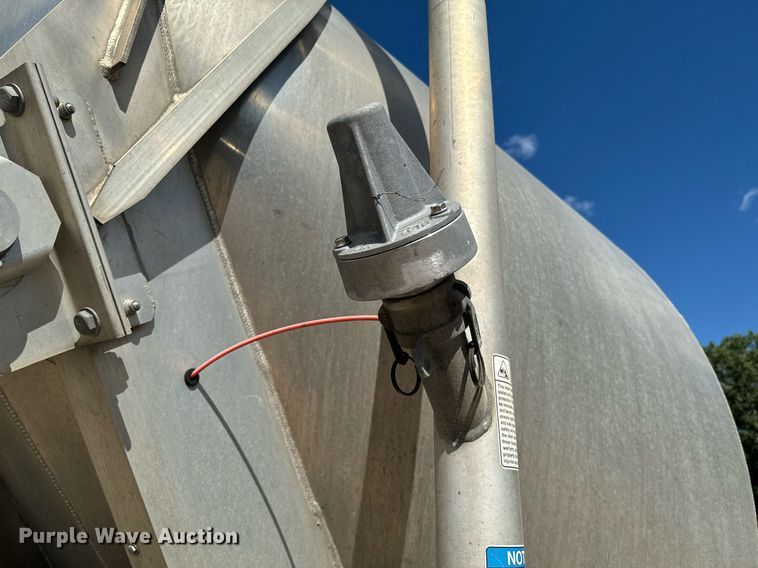 image for item DX1304 2015 Heil pneumatic dry bulk trailer