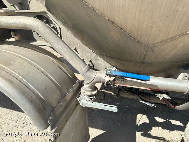 image for item DX1304 2015 Heil pneumatic dry bulk trailer