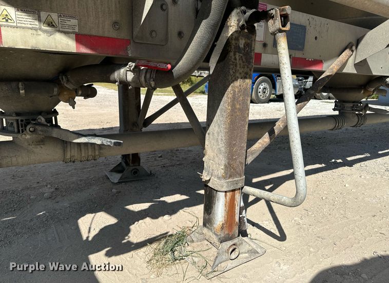 image for item DX1304 2015 Heil pneumatic dry bulk trailer