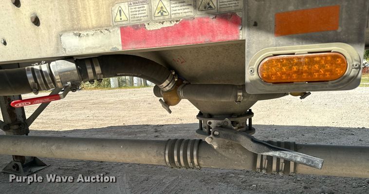 image for item DX1304 2015 Heil pneumatic dry bulk trailer