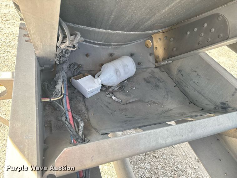 image for item DX1304 2015 Heil pneumatic dry bulk trailer