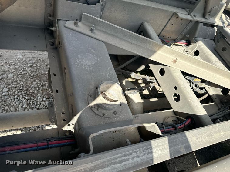 image for item DX1304 2015 Heil pneumatic dry bulk trailer