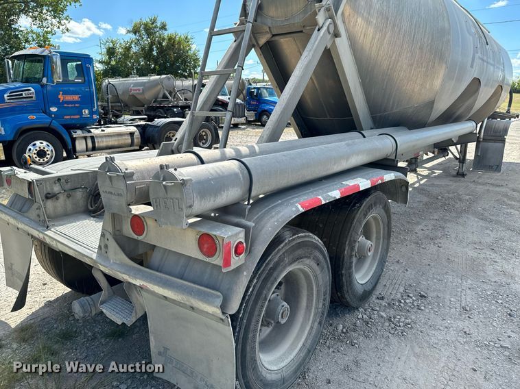 image for item DX1304 2015 Heil pneumatic dry bulk trailer