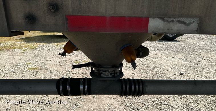 image for item DX1304 2015 Heil pneumatic dry bulk trailer