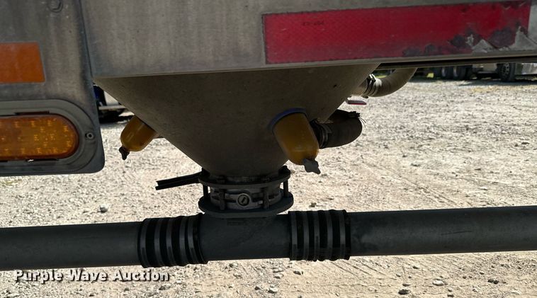 image for item DX1304 2015 Heil pneumatic dry bulk trailer