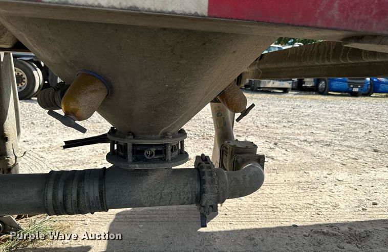 image for item DX1304 2015 Heil pneumatic dry bulk trailer