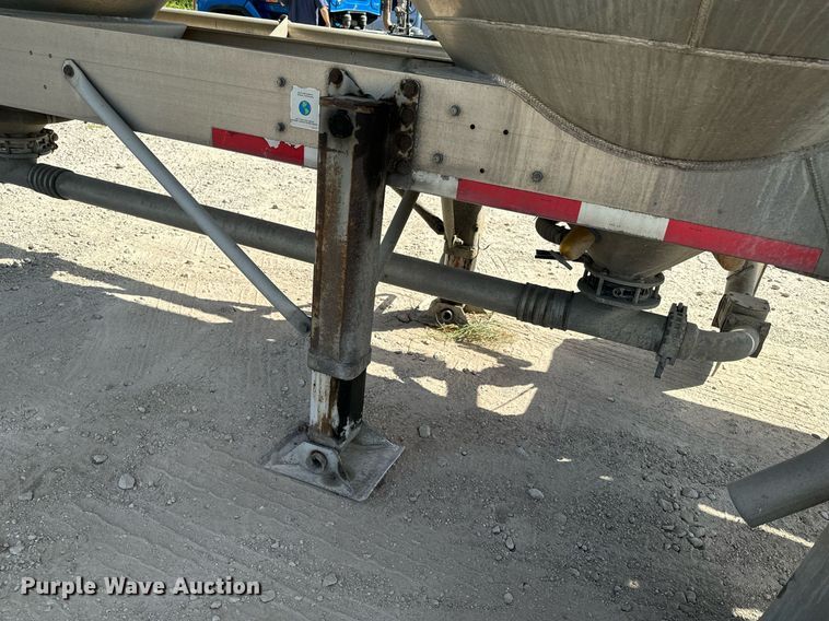 image for item DX1304 2015 Heil pneumatic dry bulk trailer