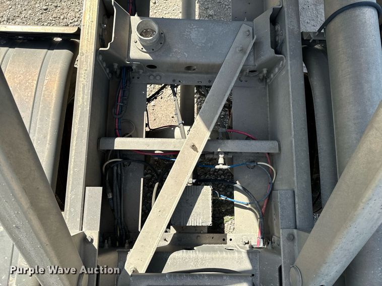 image for item DX1304 2015 Heil pneumatic dry bulk trailer