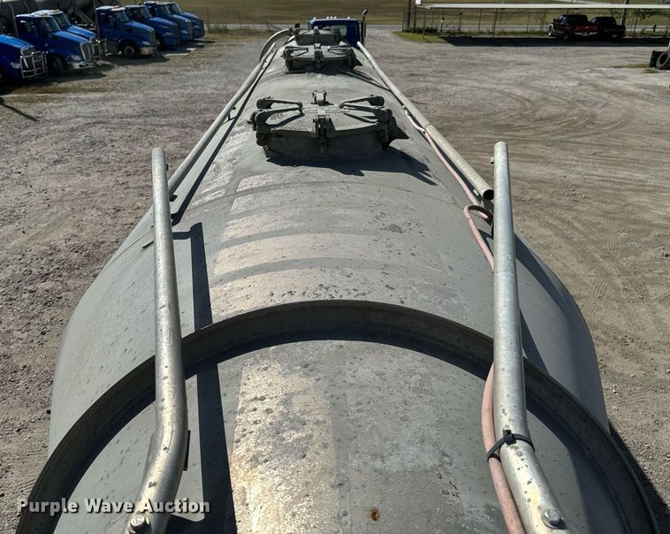 image for item DX1304 2015 Heil pneumatic dry bulk trailer