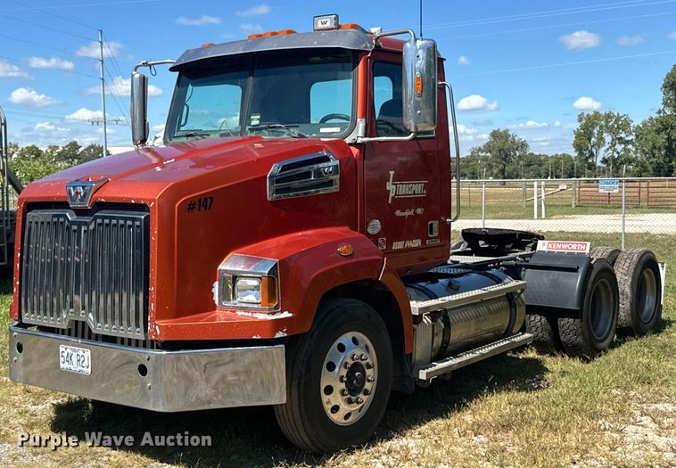 image for item DX1305 2016 Western Star 4700 semi truck