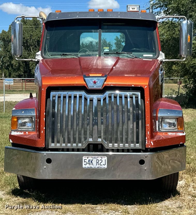 image for item DX1305 2016 Western Star 4700 semi truck
