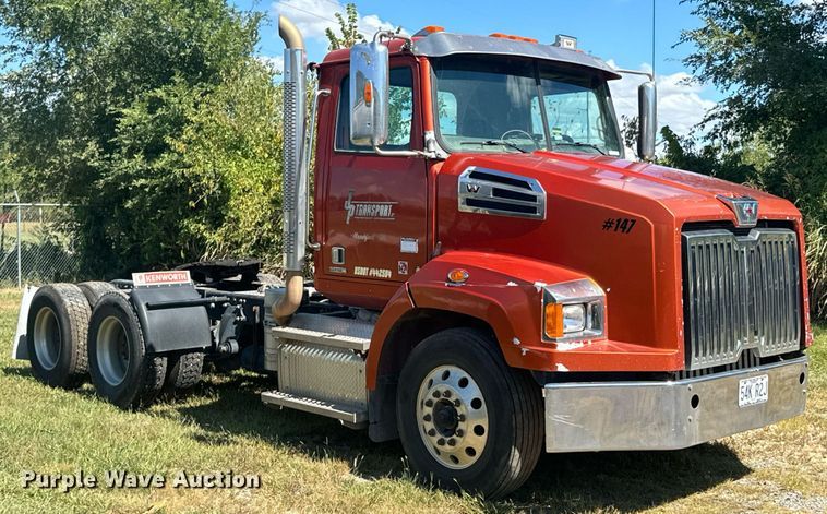 image for item DX1305 2016 Western Star 4700 semi truck