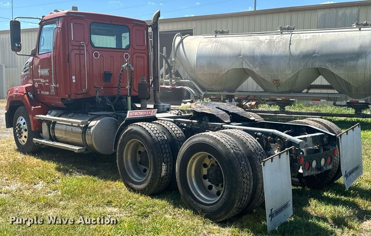 image for item DX1305 2016 Western Star 4700 semi truck