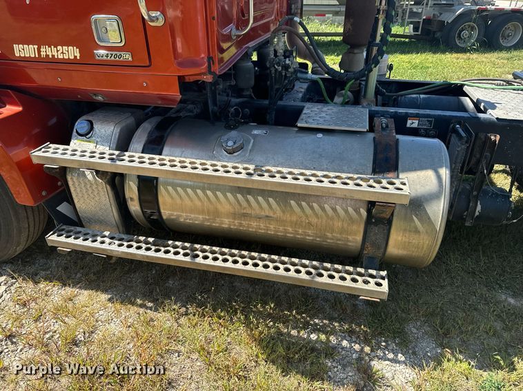 image for item DX1305 2016 Western Star 4700 semi truck