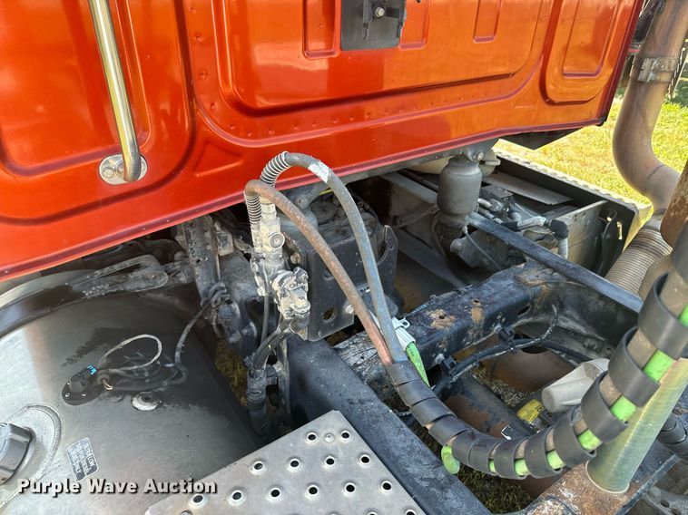 image for item DX1305 2016 Western Star 4700 semi truck