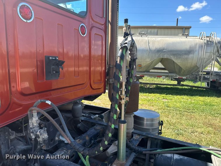 image for item DX1305 2016 Western Star 4700 semi truck