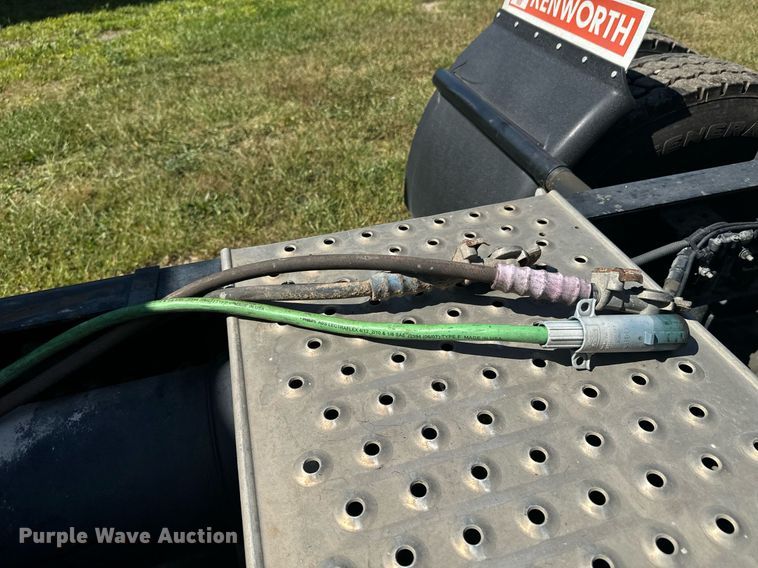 image for item DX1305 2016 Western Star 4700 semi truck