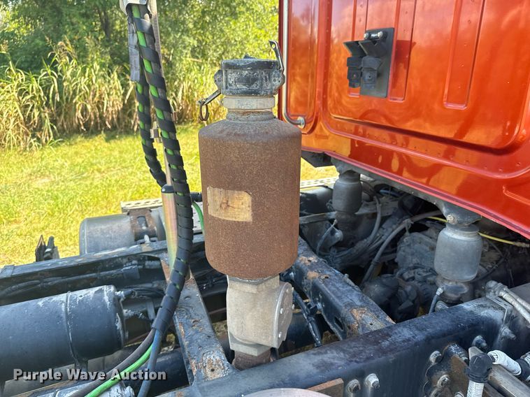 image for item DX1305 2016 Western Star 4700 semi truck