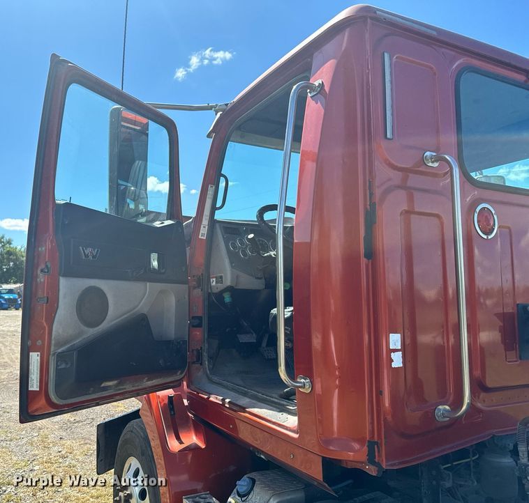 image for item DX1305 2016 Western Star 4700 semi truck